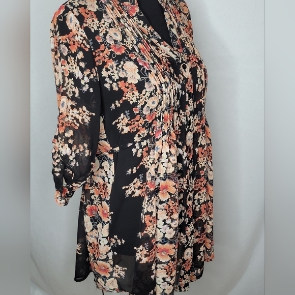 American Rag Semi Sheer Floral V-Neck Button Pintuck 3/4 Sleeve Blouse - Size S - Picture 3 of 7